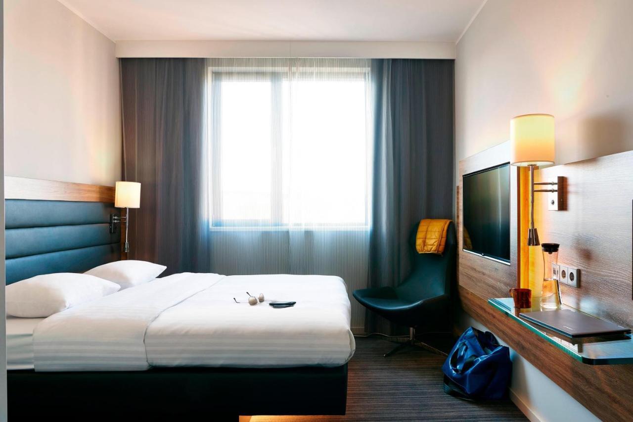 Moxy Frankfurt Airport Hotel Франкфурт на Майн Екстериор снимка