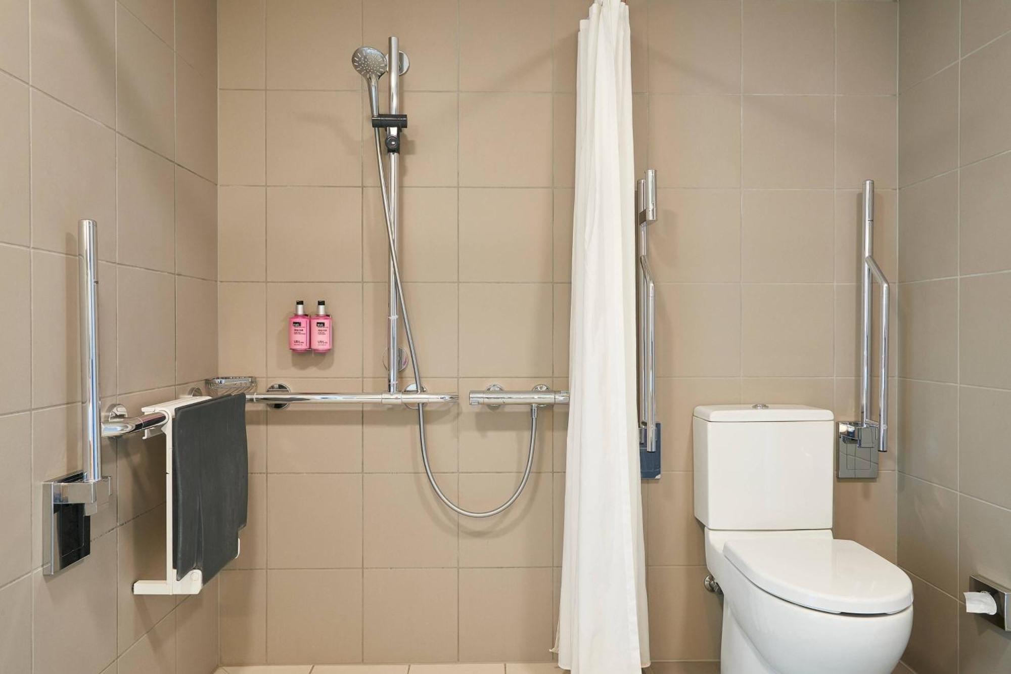 Moxy Frankfurt Airport Hotel Франкфурт на Майн Екстериор снимка