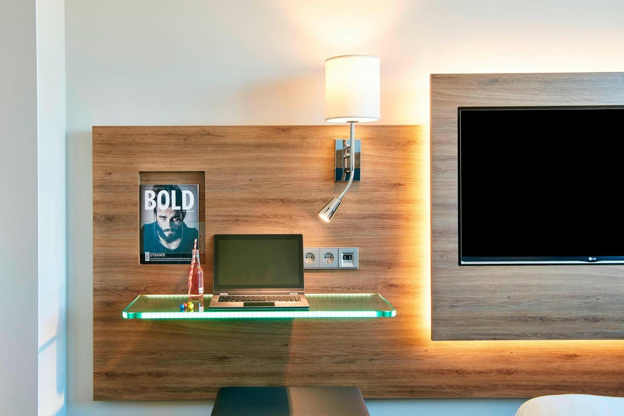 Moxy Frankfurt Airport Hotel Франкфурт на Майн Екстериор снимка