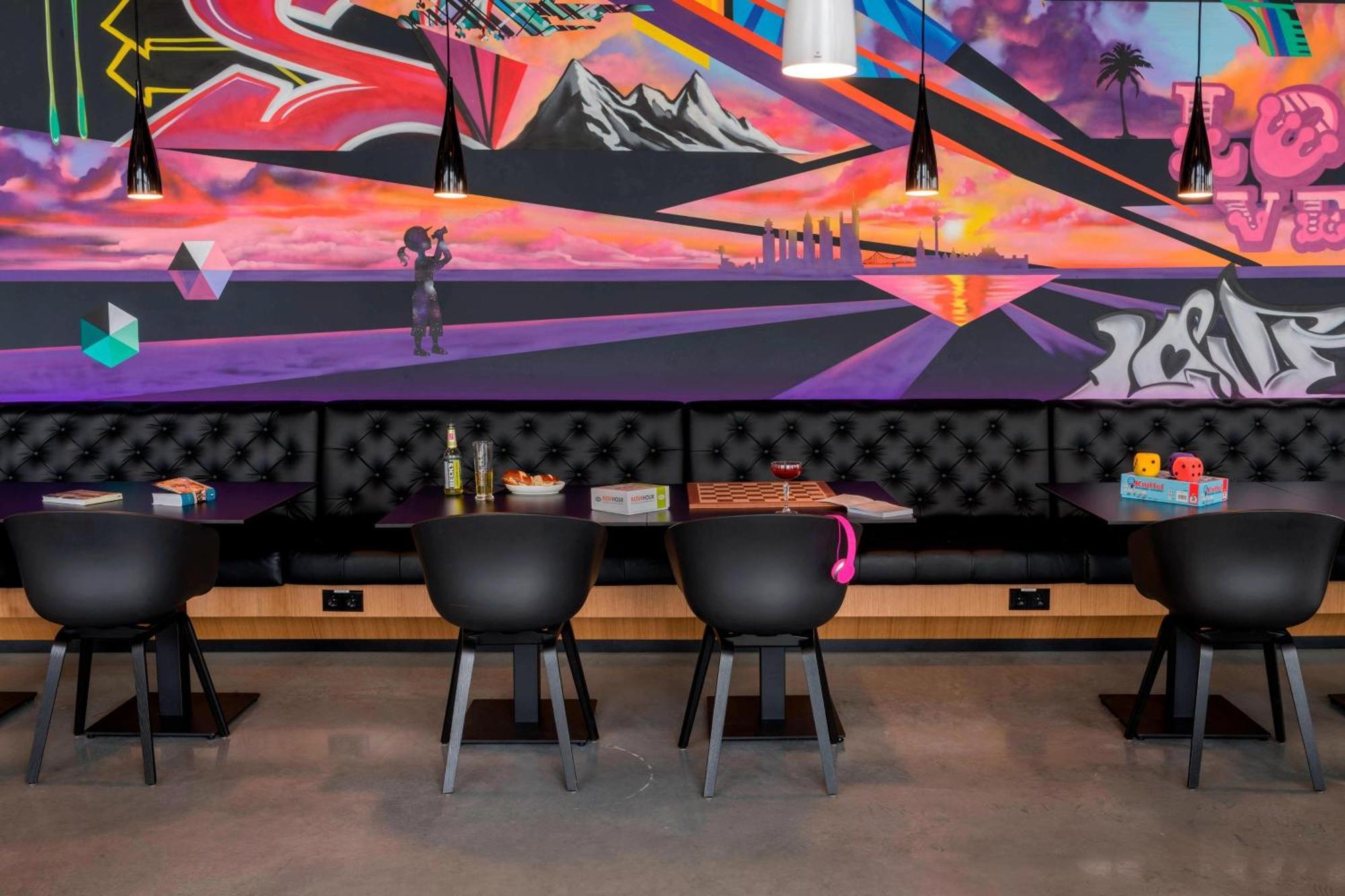 Moxy Frankfurt Airport Hotel Франкфурт на Майн Екстериор снимка
