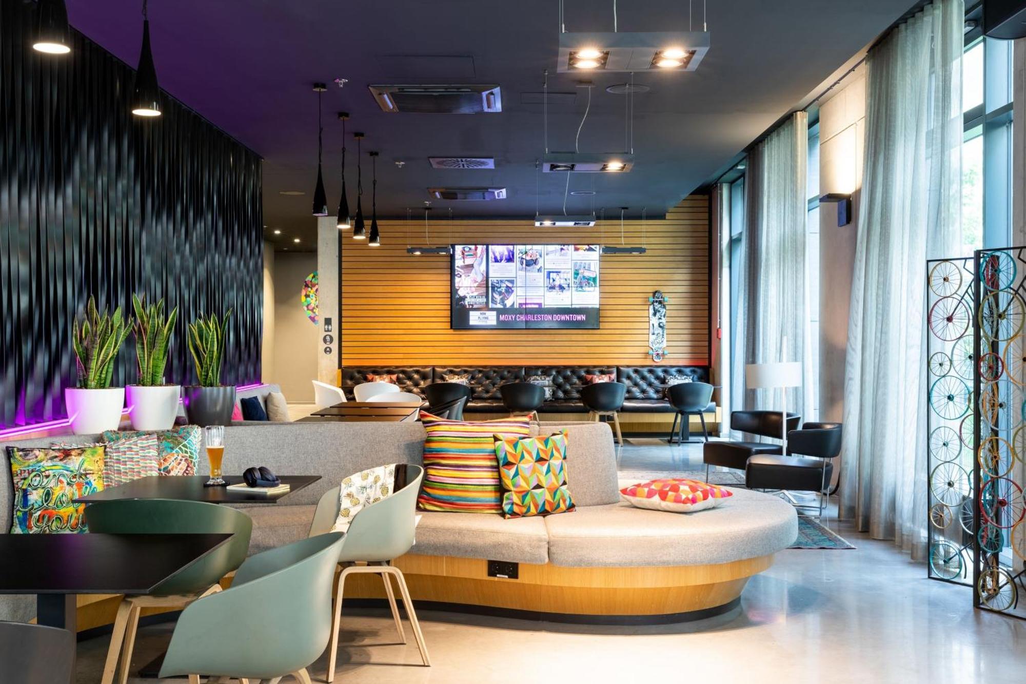 Moxy Frankfurt Airport Hotel Франкфурт на Майн Екстериор снимка