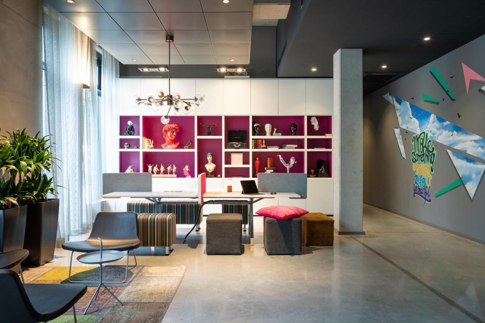 Moxy Frankfurt Airport Hotel Франкфурт на Майн Екстериор снимка