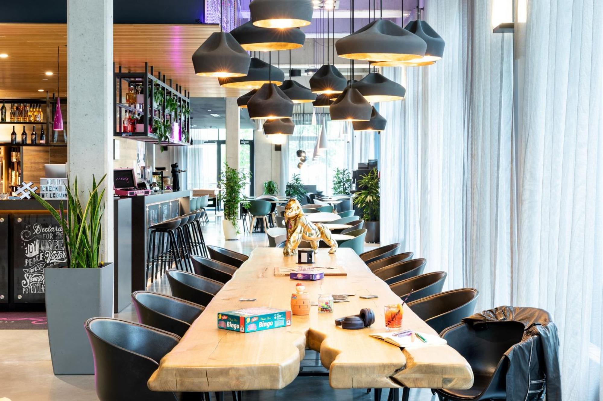 Moxy Frankfurt Airport Hotel Франкфурт на Майн Екстериор снимка