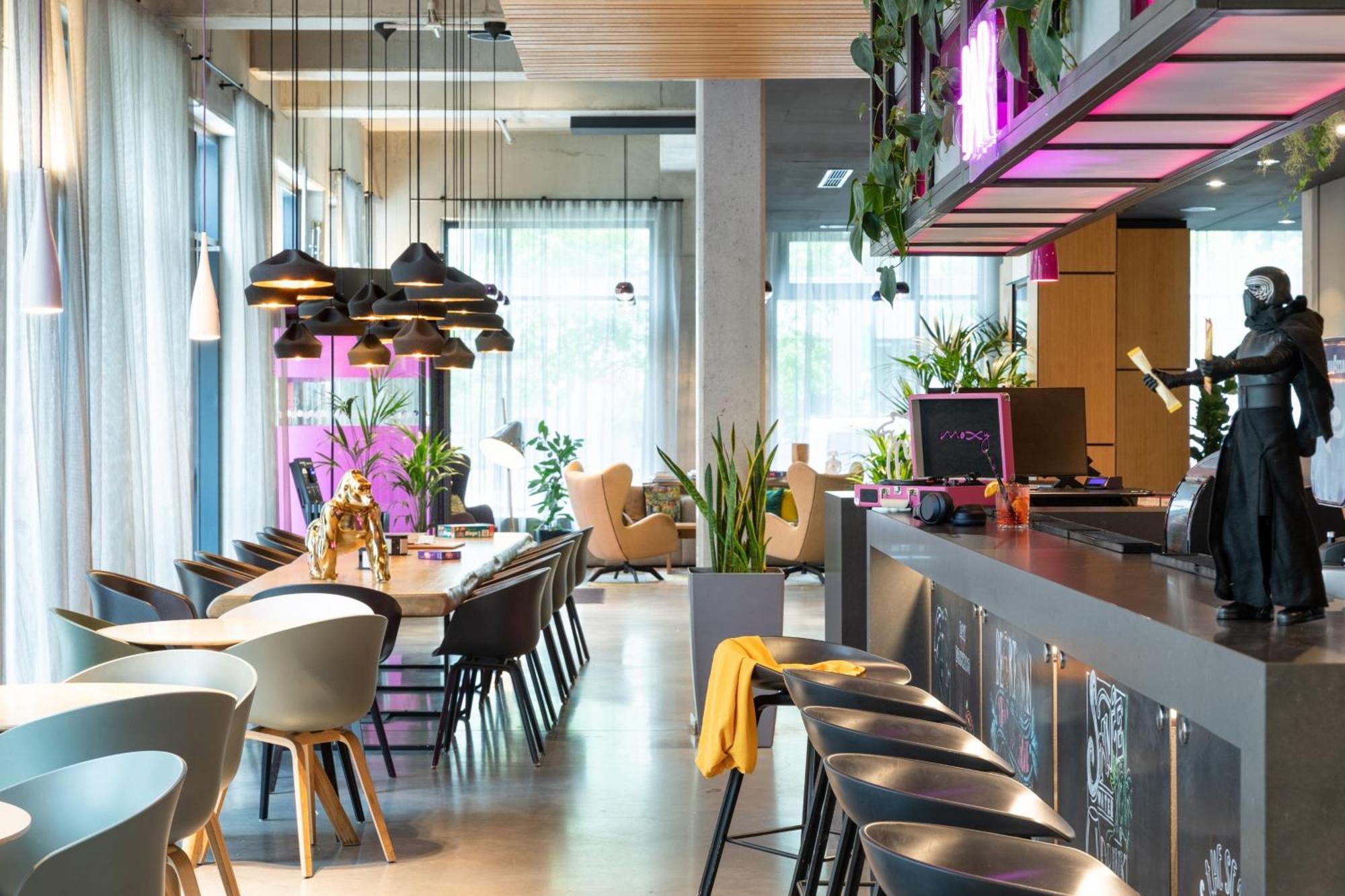 Moxy Frankfurt Airport Hotel Франкфурт на Майн Екстериор снимка