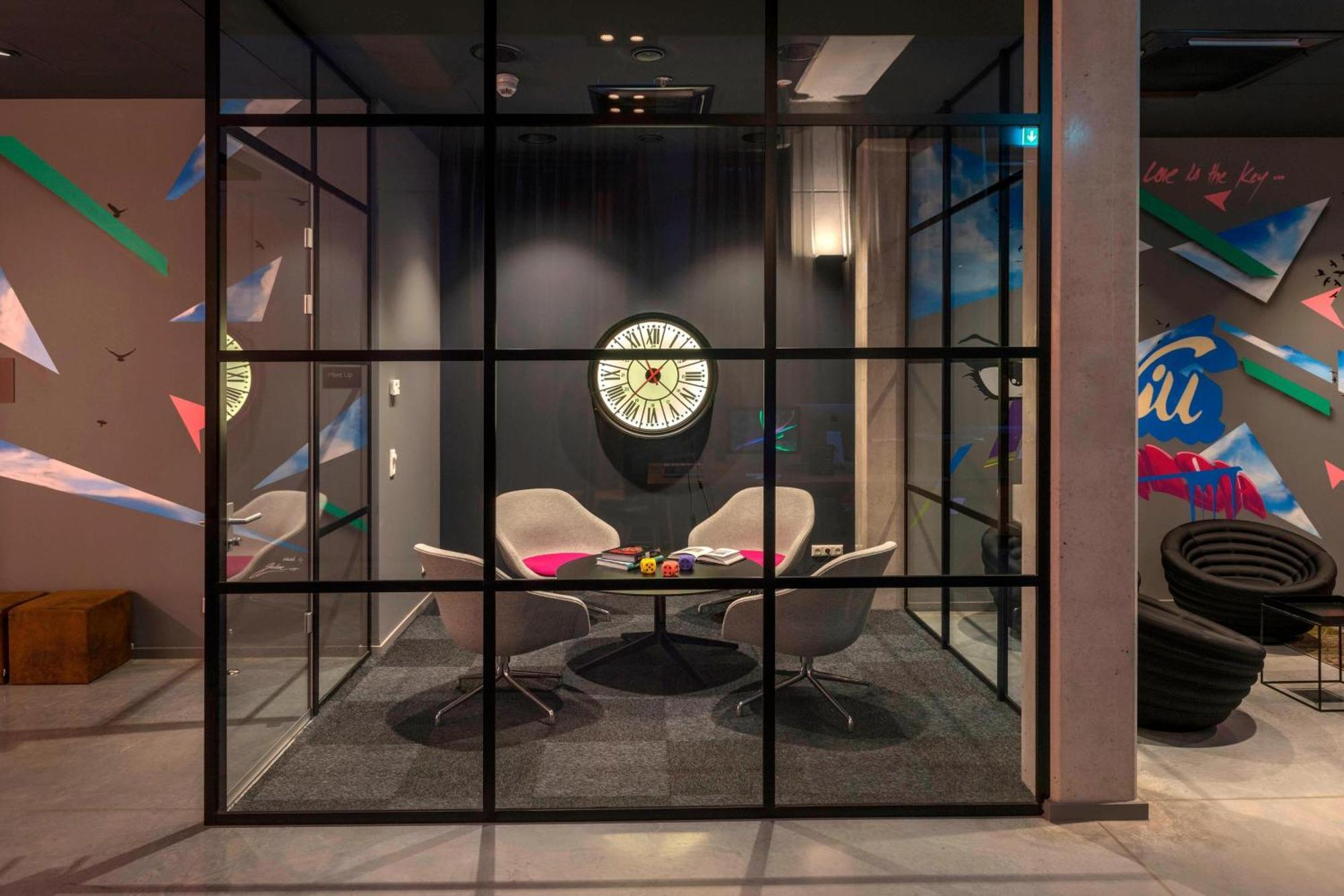Moxy Frankfurt Airport Hotel Франкфурт на Майн Екстериор снимка