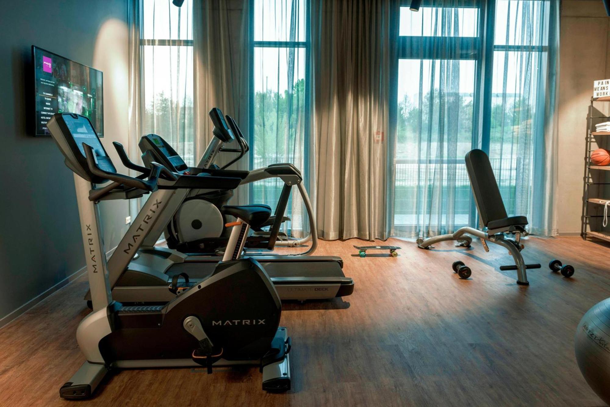 Moxy Frankfurt Airport Hotel Франкфурт на Майн Екстериор снимка