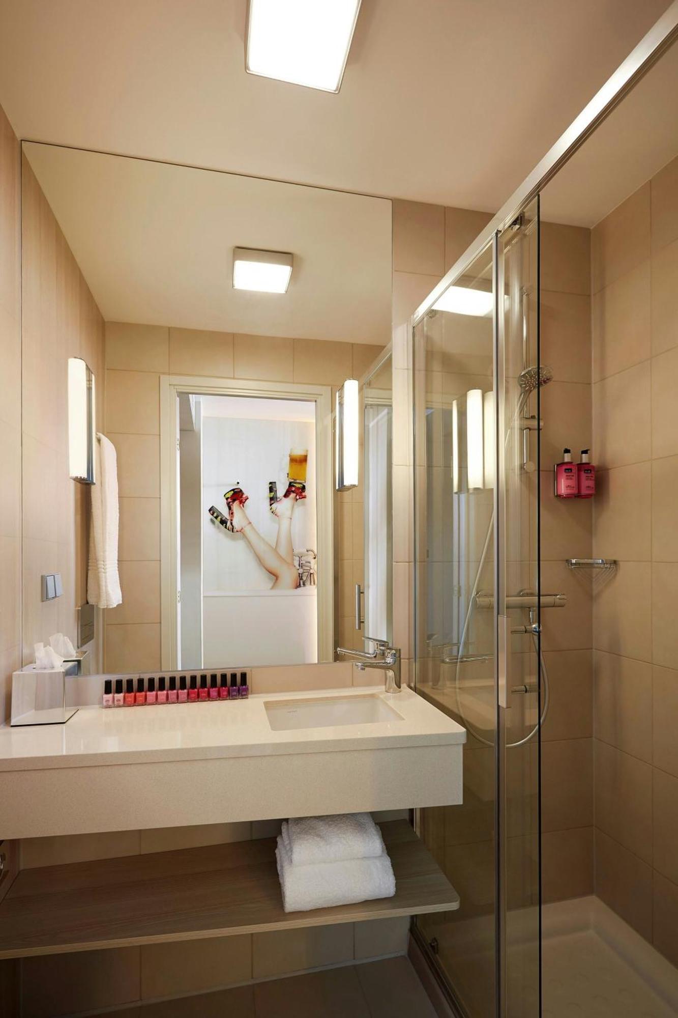 Moxy Frankfurt Airport Hotel Франкфурт на Майн Екстериор снимка