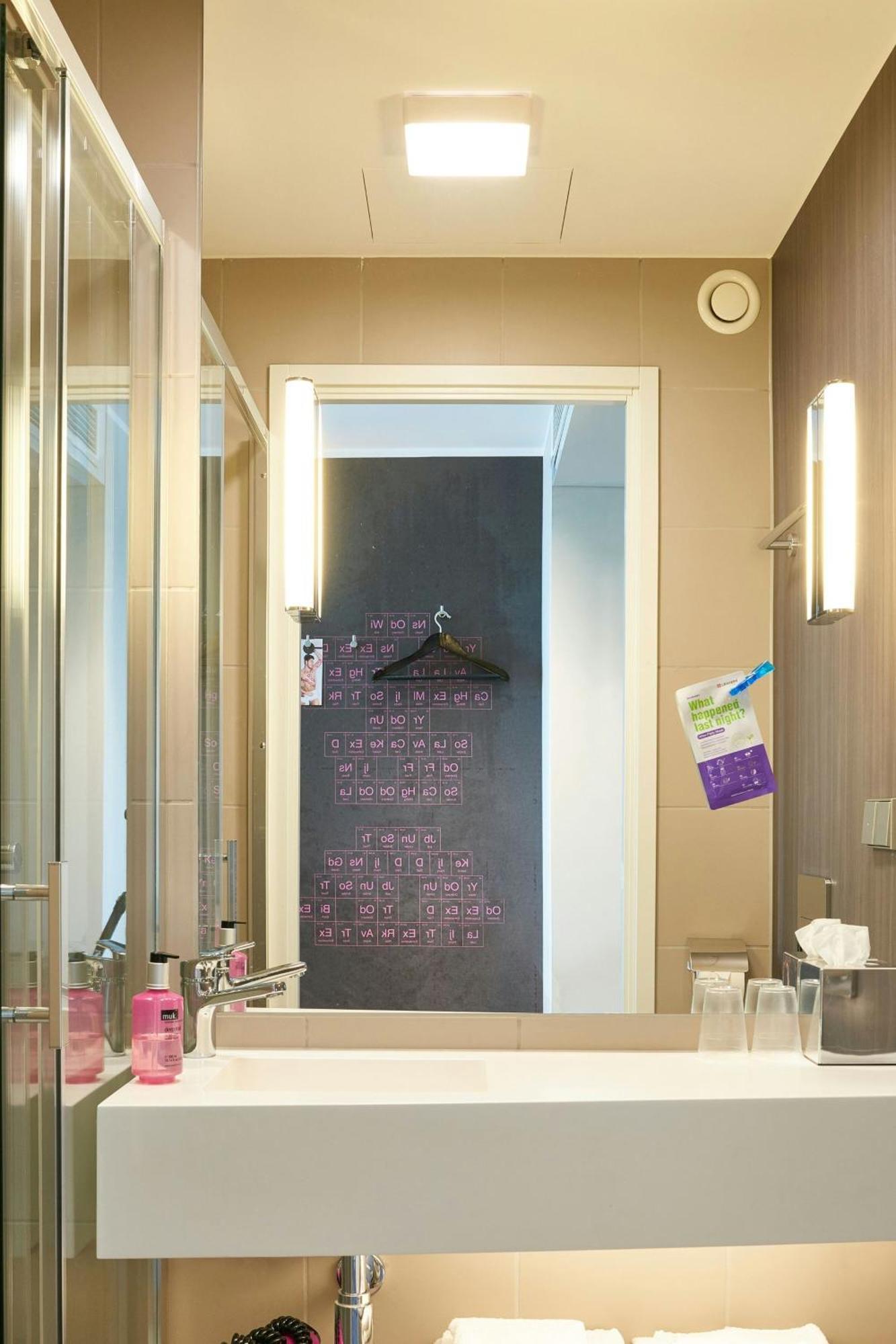 Moxy Frankfurt Airport Hotel Франкфурт на Майн Екстериор снимка