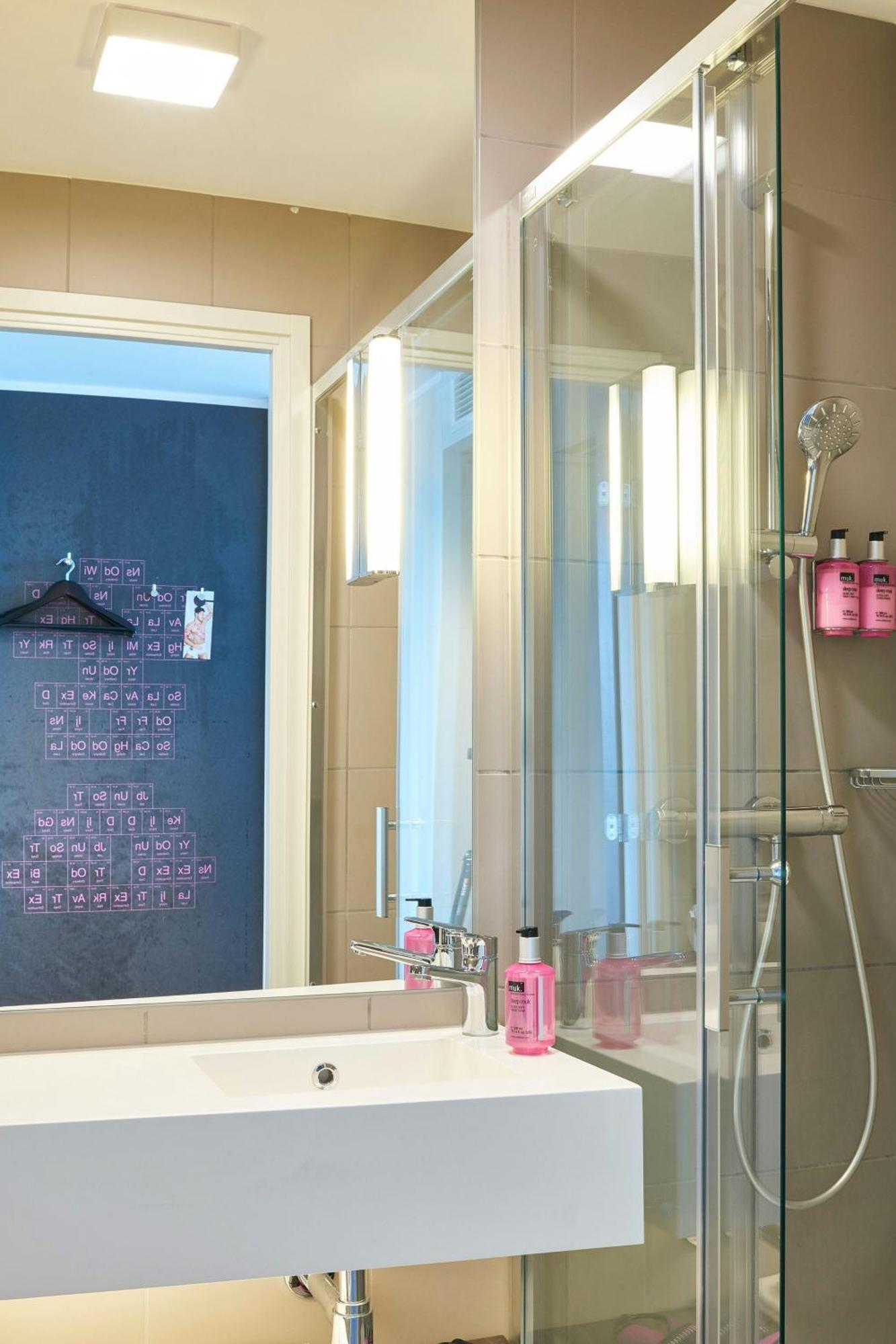 Moxy Frankfurt Airport Hotel Франкфурт на Майн Екстериор снимка