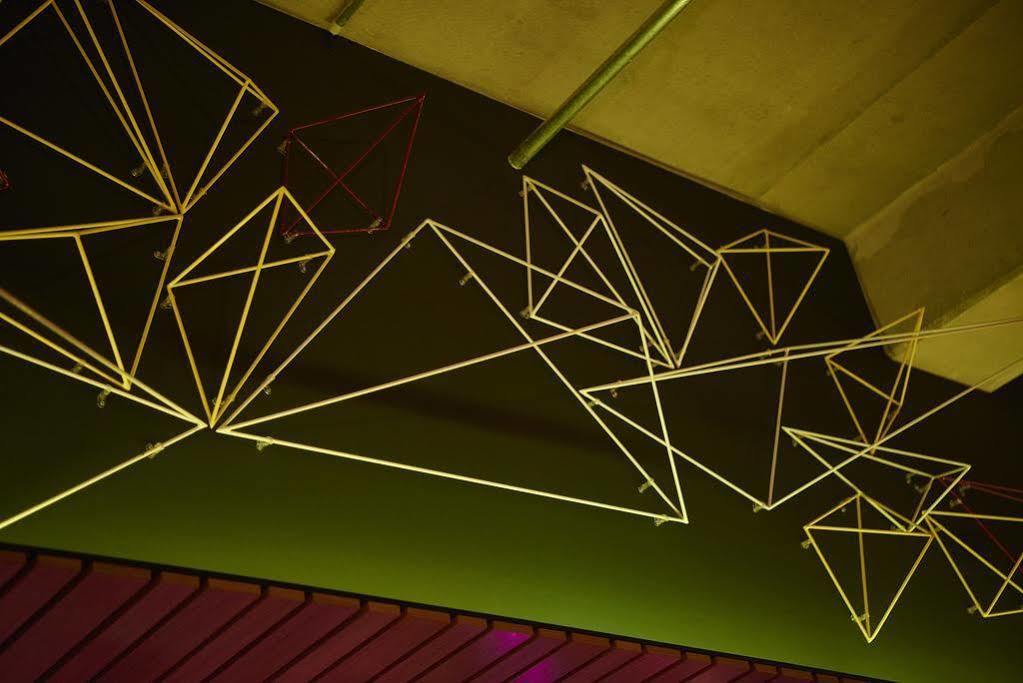 Moxy Frankfurt Airport Hotel Франкфурт на Майн Екстериор снимка