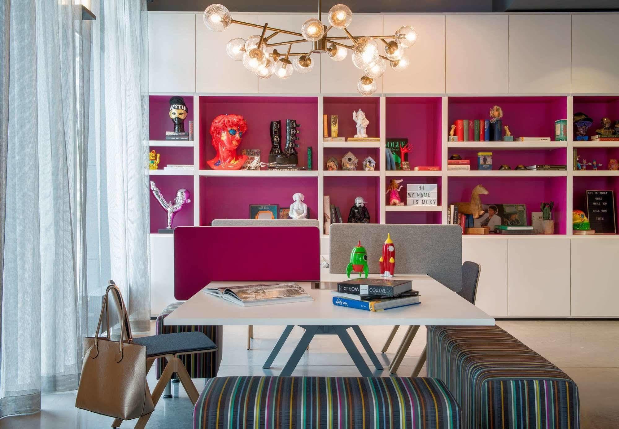 Moxy Frankfurt Airport Hotel Франкфурт на Майн Екстериор снимка