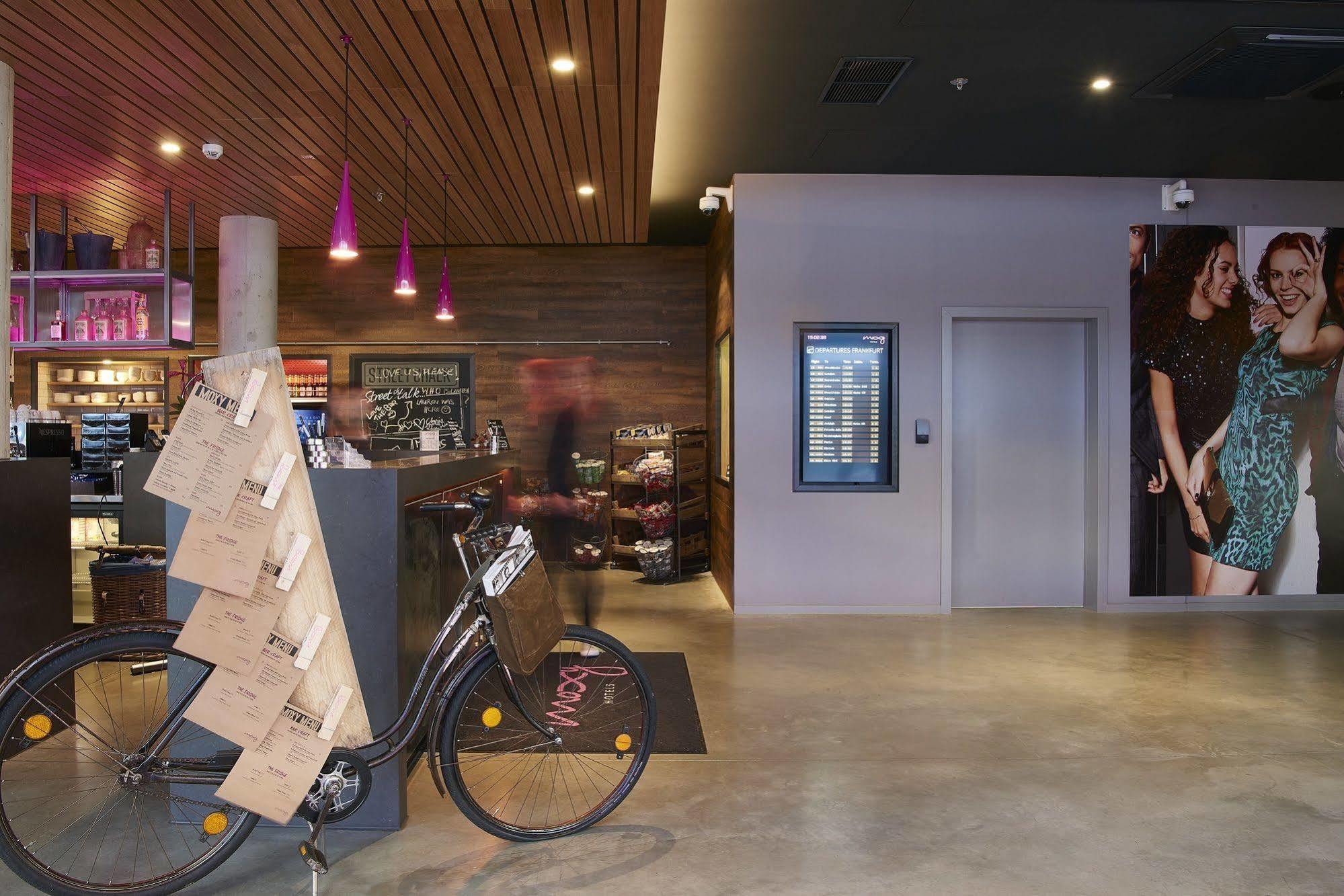 Moxy Frankfurt Airport Hotel Франкфурт на Майн Екстериор снимка